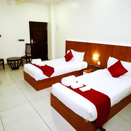 Hotel 24Inn Residency Pathanāmthitta Exterior foto