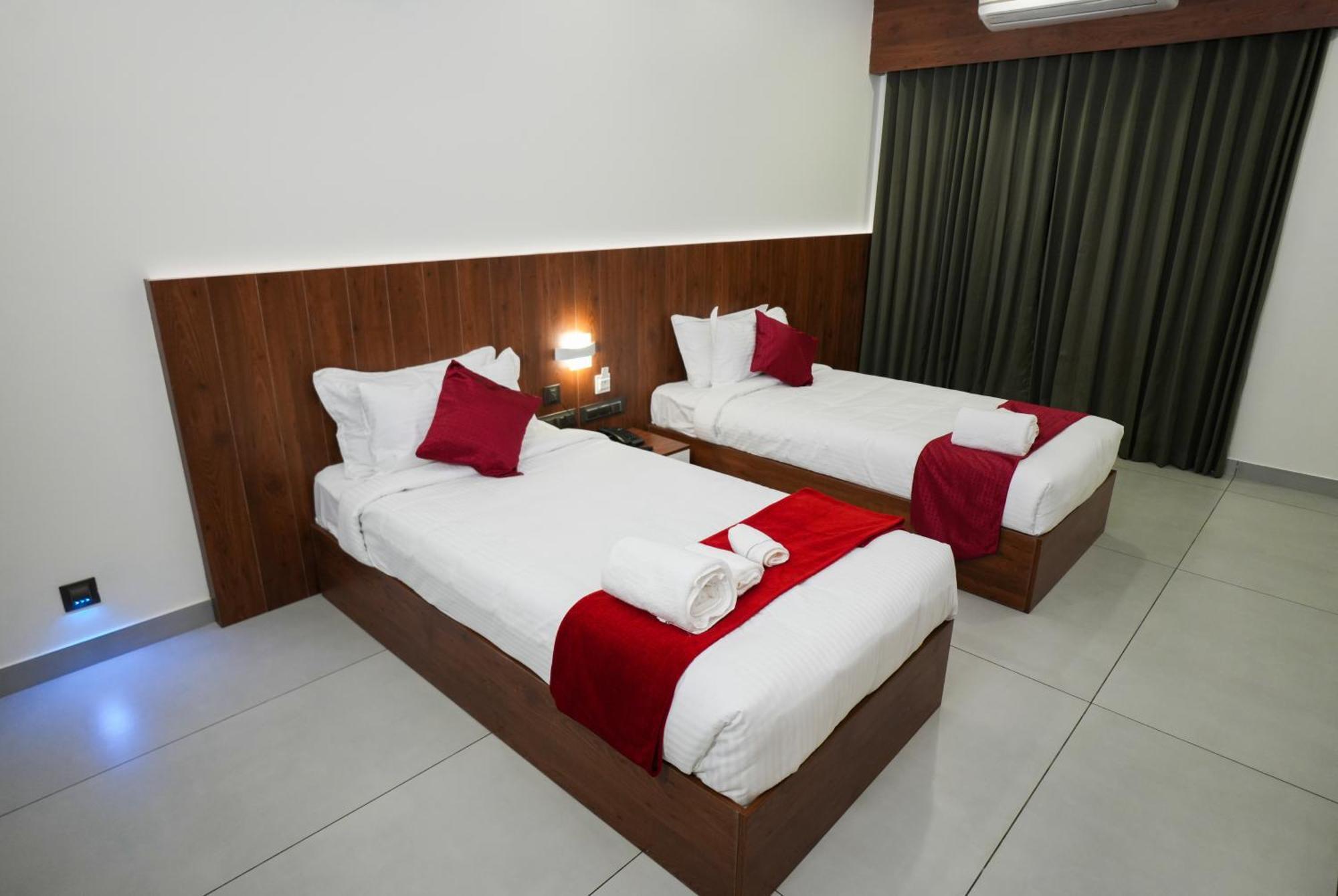 Hotel 24Inn Residency Pathanāmthitta Exterior foto