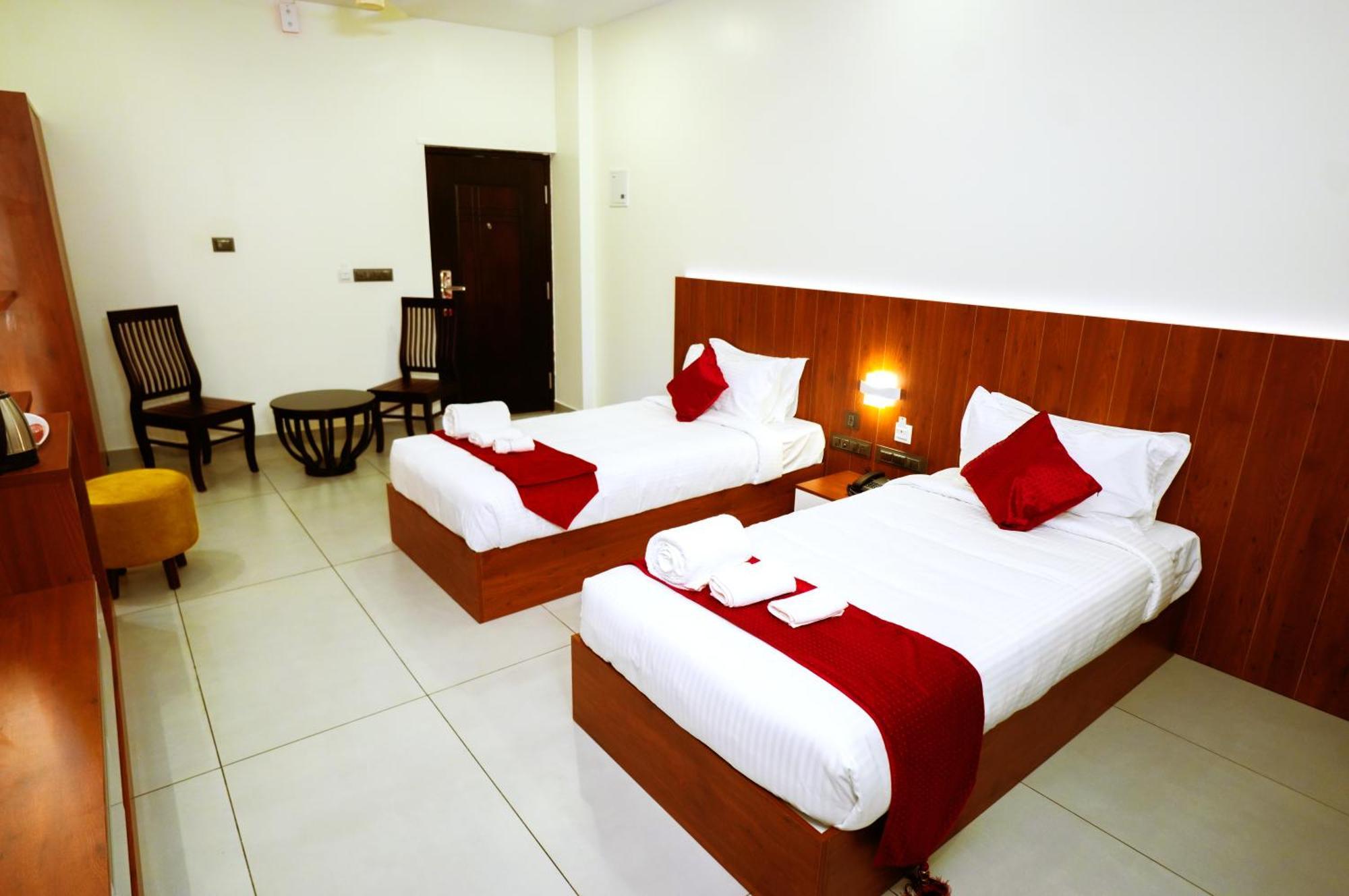 Hotel 24Inn Residency Pathanāmthitta Exterior foto